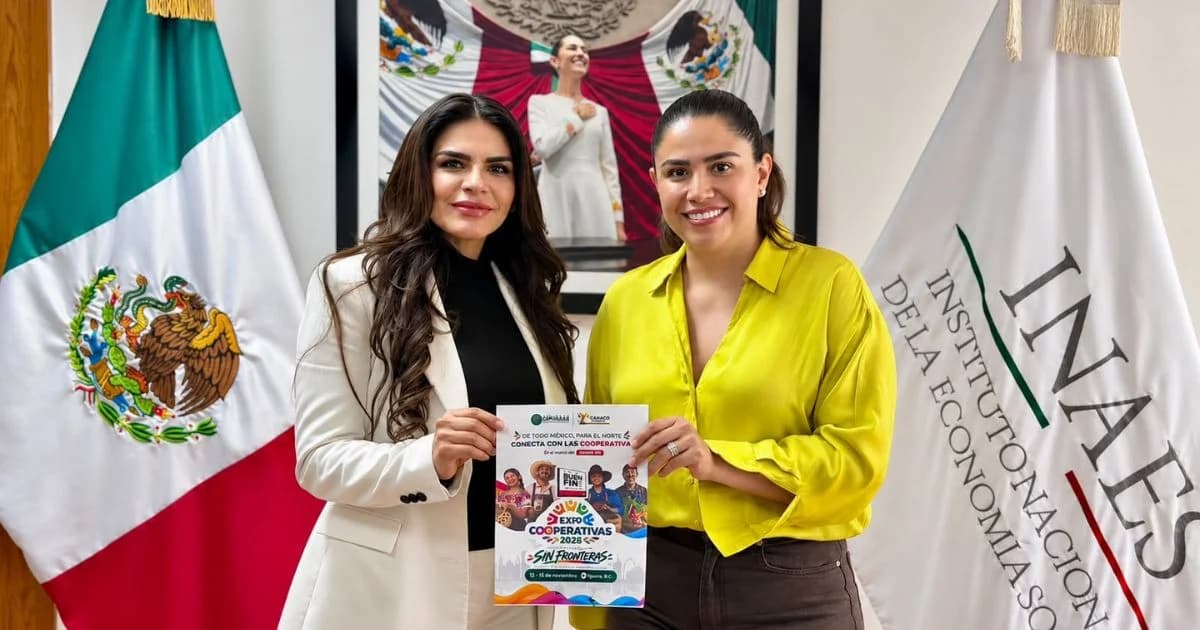 Dos mujeres sostienen un cartel de Expo Cooperativas 2026 ante la bandera de México y un estandarte del INAES.