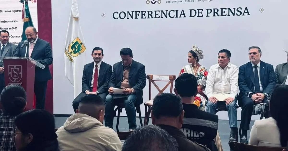 Conferencia de prensa del Gobierno de Yucatán con autoridades e invitados sentados frente a un estrado.