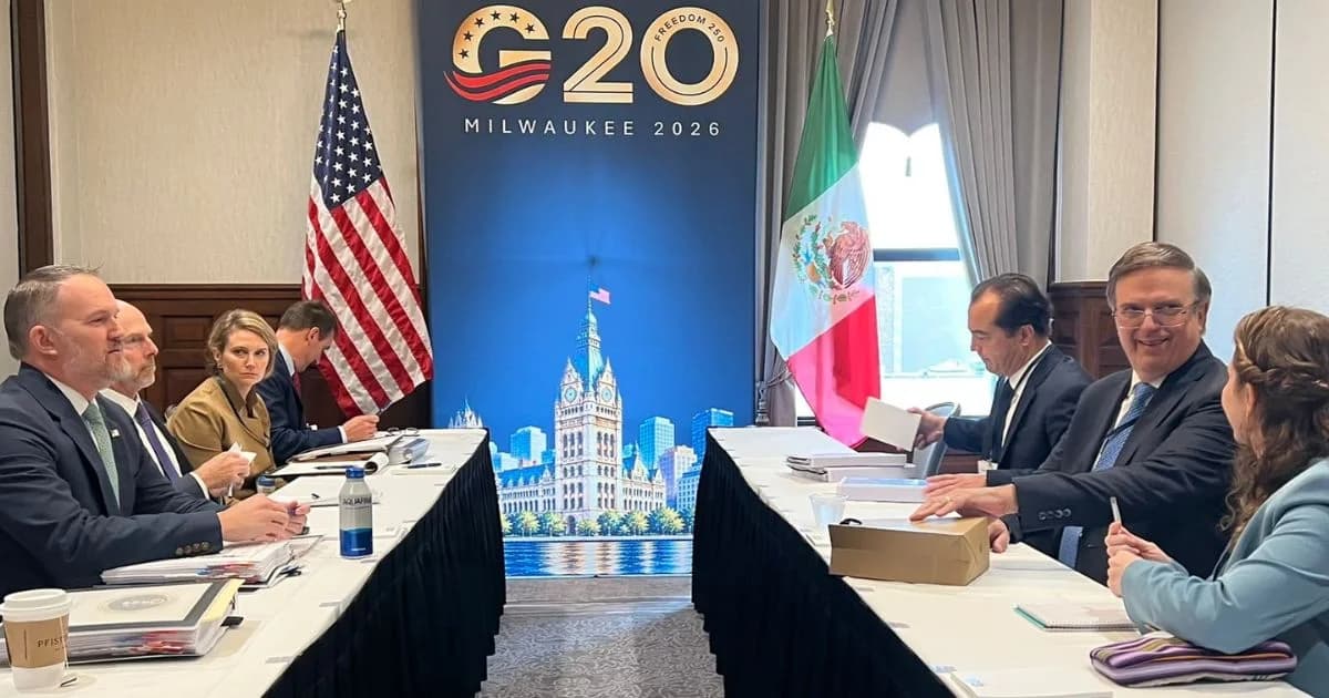 Delegaciones reunidas en una mesa con las banderas de México y Estados Unidos durante el G20 en Milwaukee