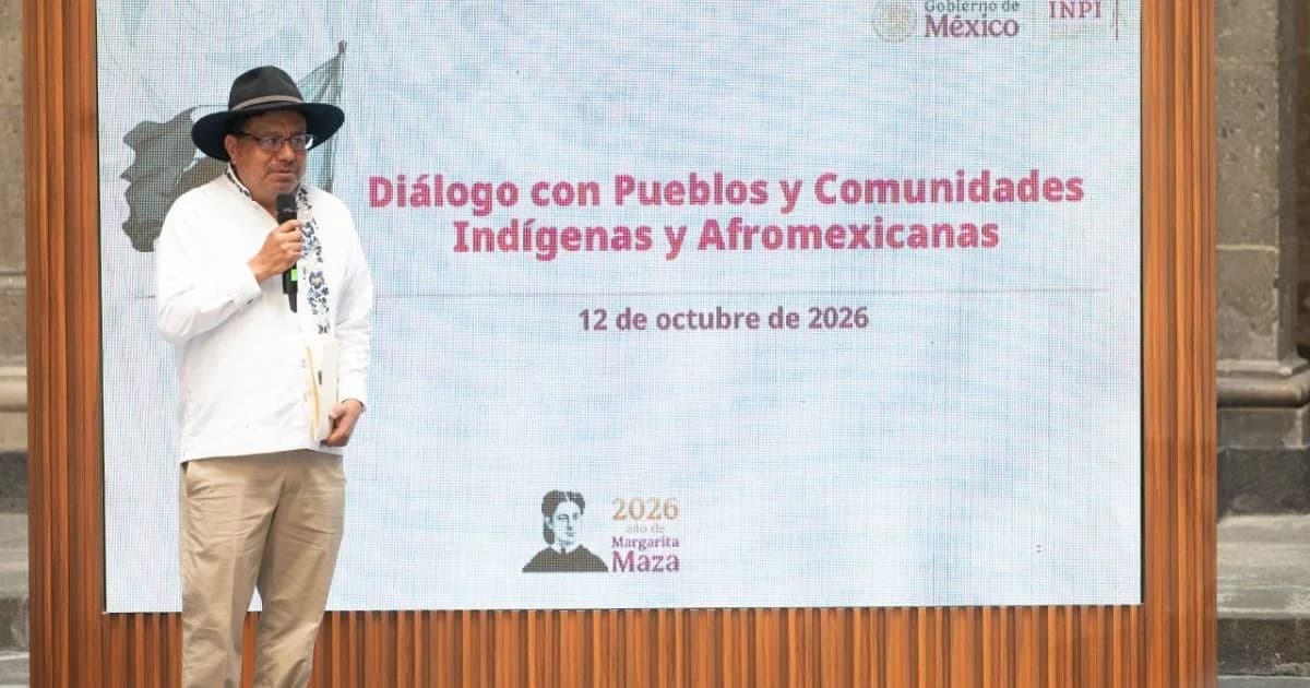 Un hombre con sombrero y camisa blanca habla ante una pantalla que anuncia el Diálogo con Pueblos y Comunidades Indígenas y Afromexicanas del 12 de octubre de 2026.