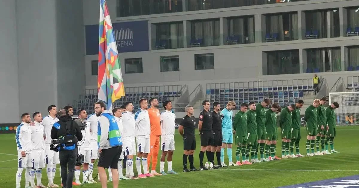 Dos selecciones de futbol y el equipo arbitral permanecen formados sobre el campo antes de un partido