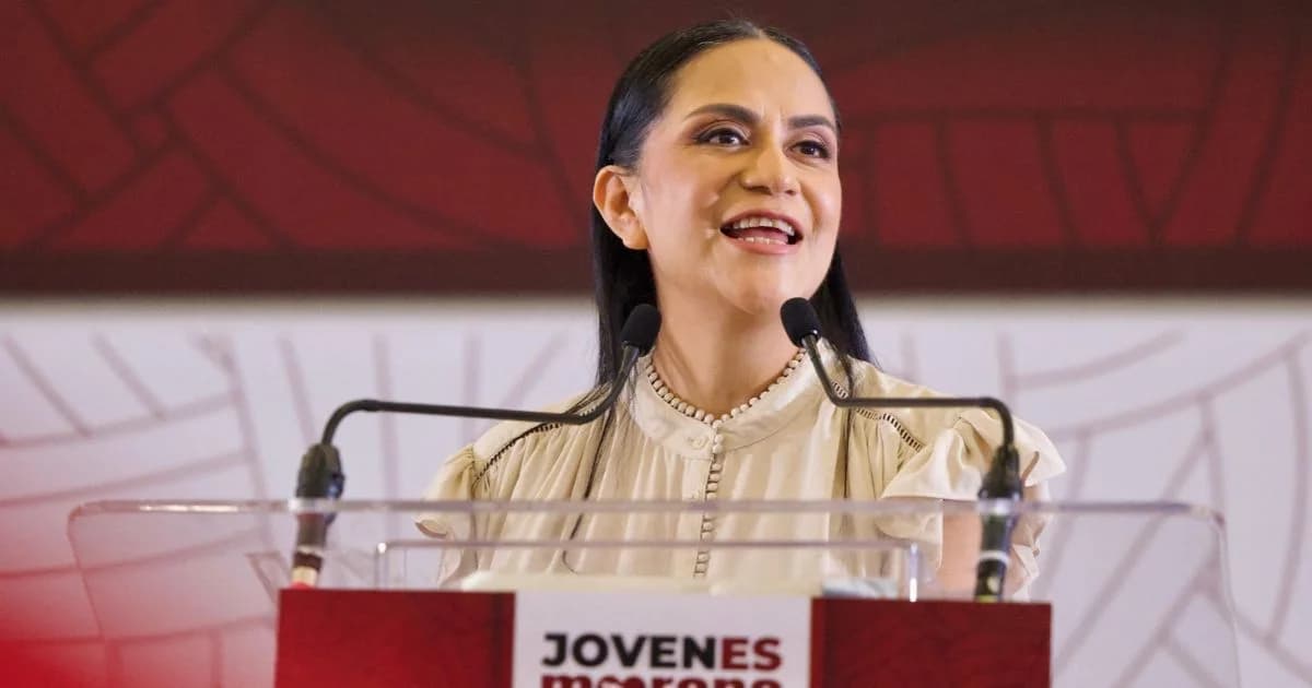 Oradora frente a micrófonos y podio de Jóvenes Morena en un encuentro partidista.