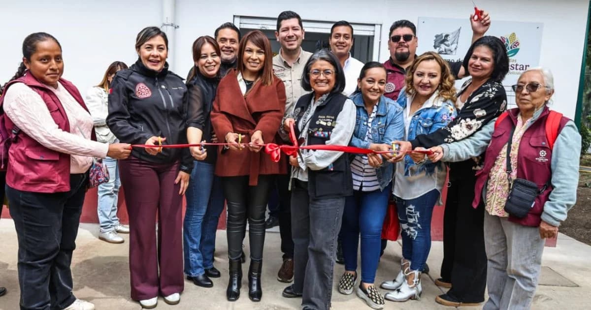 Grupo de personas participa en un corte de listón frente a un espacio comunitario