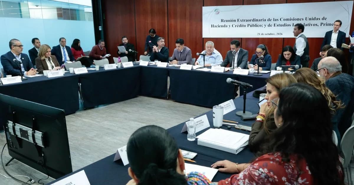 Legisladores participan en la reunión de las comisiones unidas de Hacienda y Crédito Público y de Estudios Legislativos del Senado el 21 de octubre de 2026