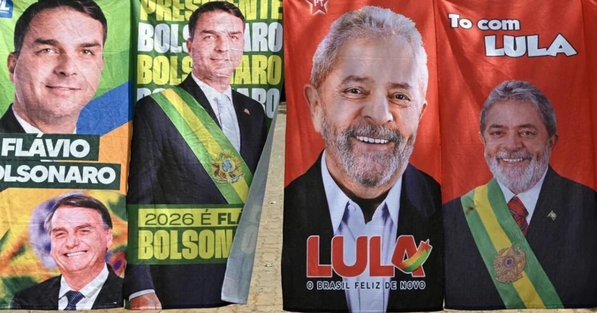Piezas de propaganda electoral con retratos y los nombres Lula y Bolsonaro exhibidas en Brasil