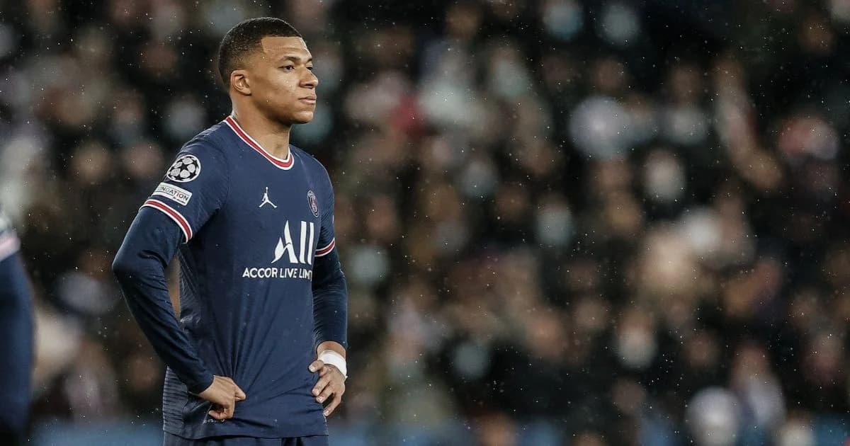 Kylian Mbappé con uniforme azul del Paris Saint-Germain en el estadio