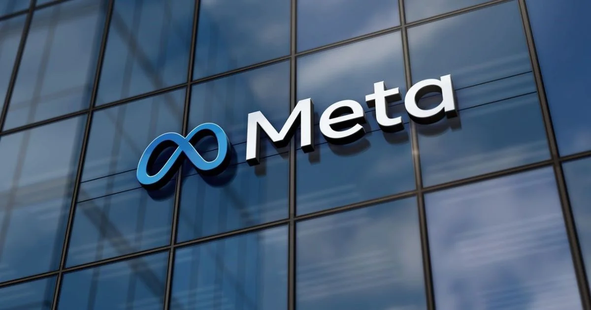 Logotipo de Meta en la fachada acristalada de un edificio corporativo