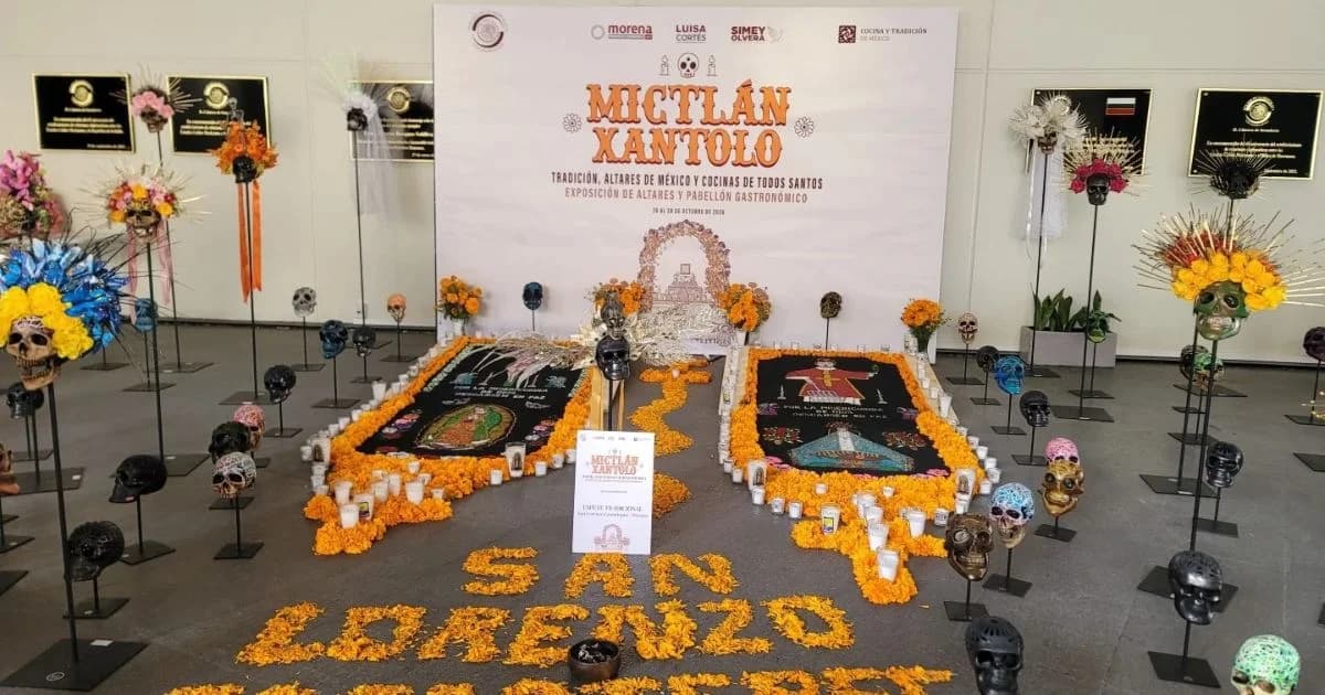 Exposición Mictlán Xantolo en el Senado con ofrendas florales, veladoras y calaveras decoradas