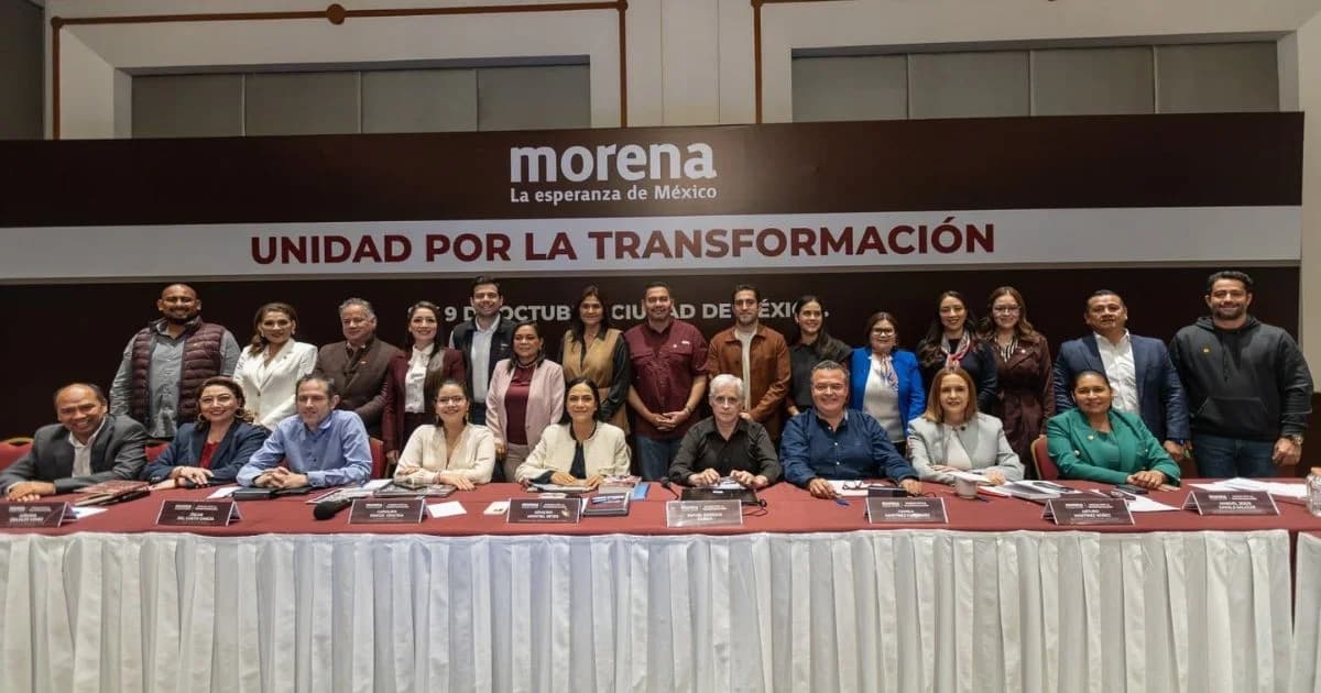 Grupo de participantes posa detrás de una mesa ante un panel con los emblemas de Morena y el lema Unidad por la Transformación.