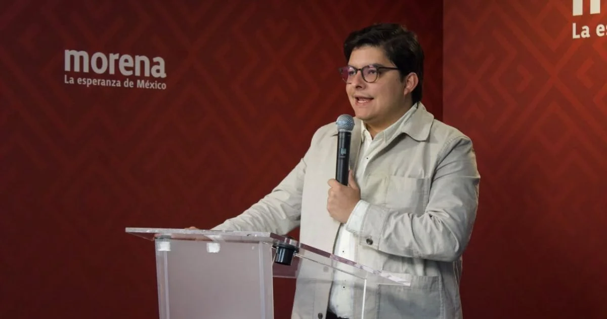 Paulo García ofrece una conferencia de prensa ante el logotipo de Morena.