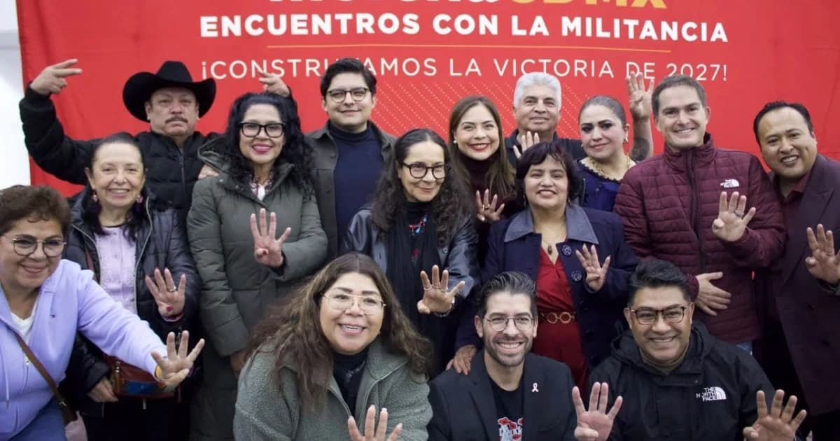 Grupo de integrantes de Morena CDMX posa frente a un fondo rojo de encuentros con la militancia y muestra cuatro dedos con las manos
