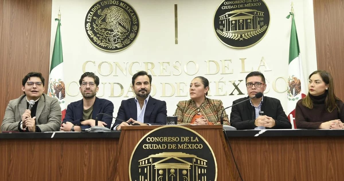 Seis personas en una mesa de conferencia con los emblemas del Congreso de la Ciudad de México detrás.