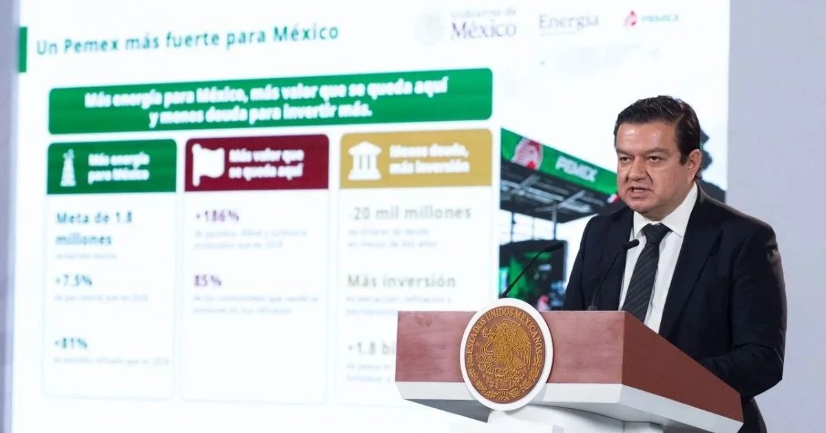 Víctor Rodríguez Padilla presenta los resultados de Pemex durante una conferencia de Presidencia.