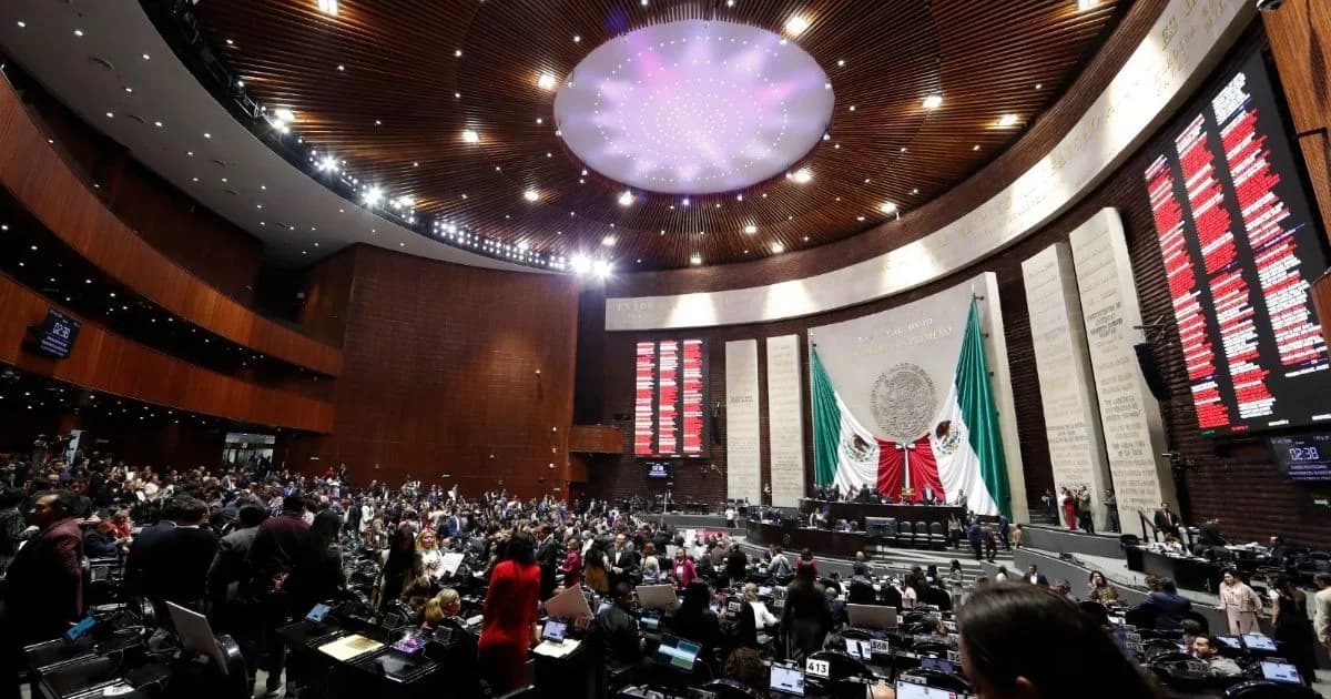 Vista panorámica del salón de sesiones de la Cámara de Diputados, con legisladores y tableros de votación