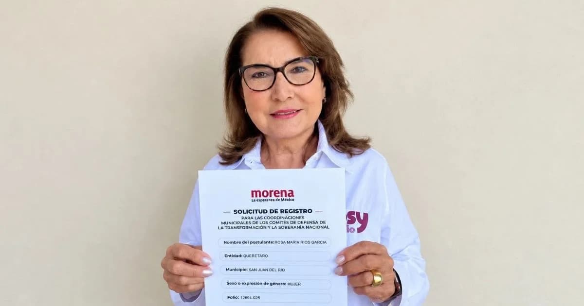 Rosa María Ríos García sostiene una solicitud de registro de Morena frente a una pared clara