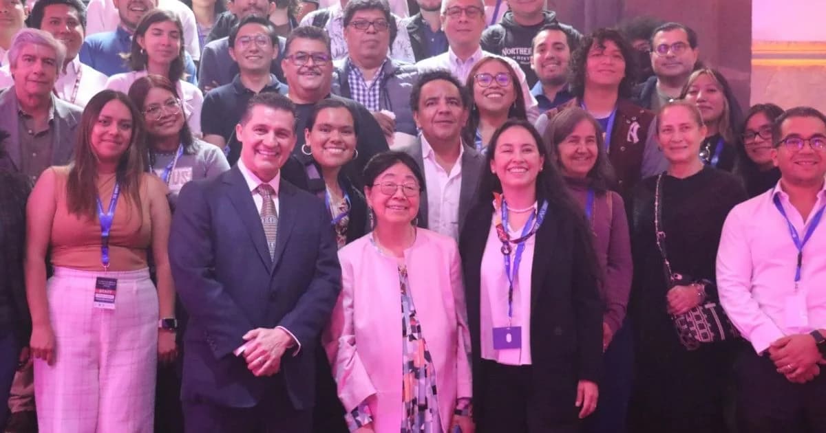 Fotografía de grupo en el encuentro científico en Puebla, con Sau Lan Wu al centro, vestida de rosa, acompañada por investigadores y asistentes