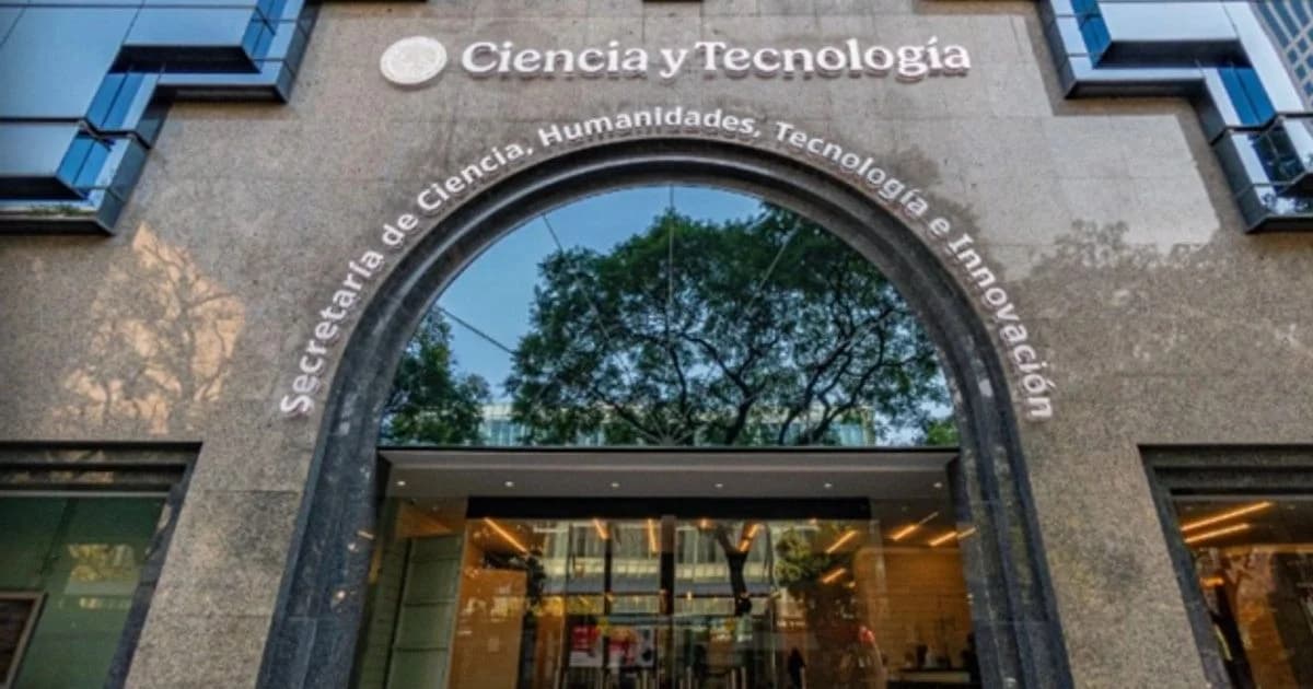 Fachada de la Secretaría de Ciencia, Humanidades, Tecnología e Innovación con acceso principal y letreros institucionales