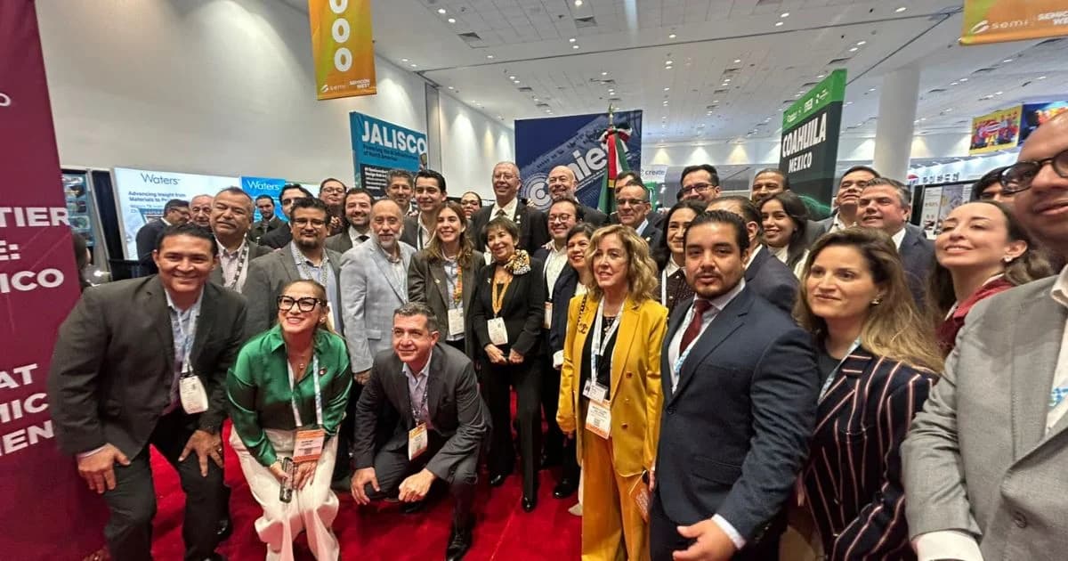 Delegación de asistentes posa en una exposición tecnológica con señalización de Jalisco y Coahuila.