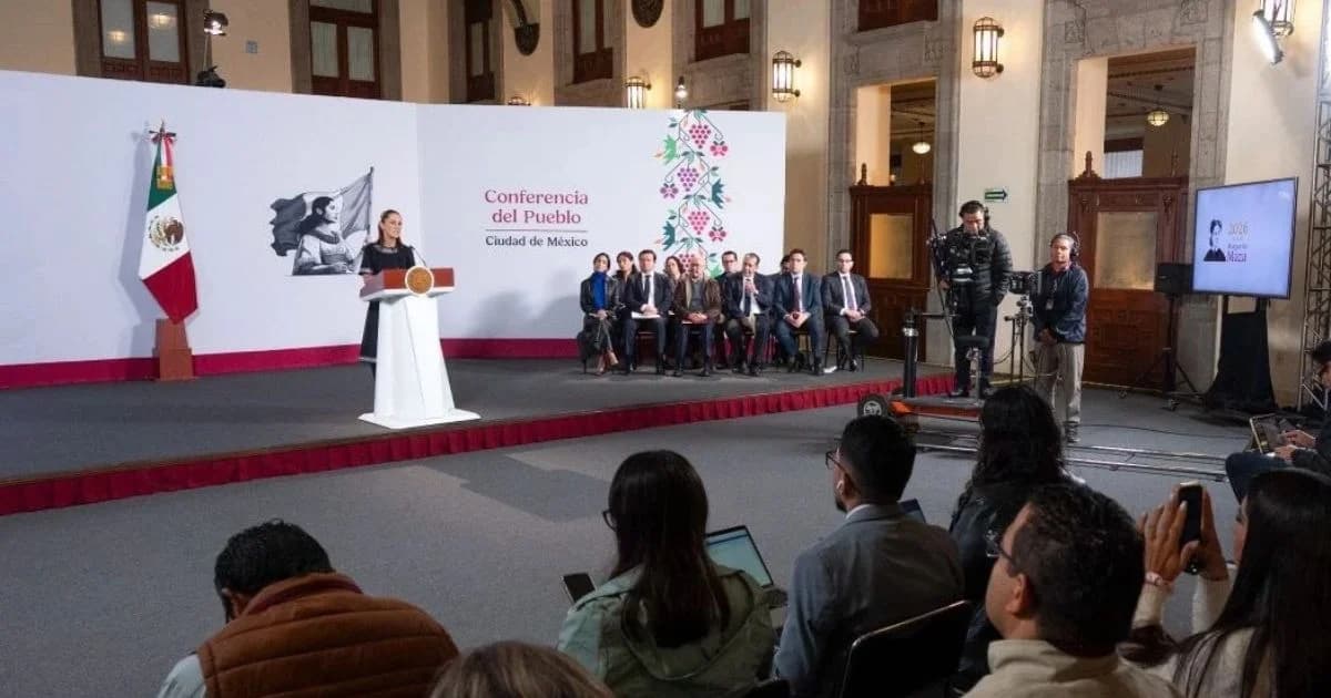 Claudia Sheinbaum habla en la conferencia del pueblo ante periodistas en Palacio Nacional