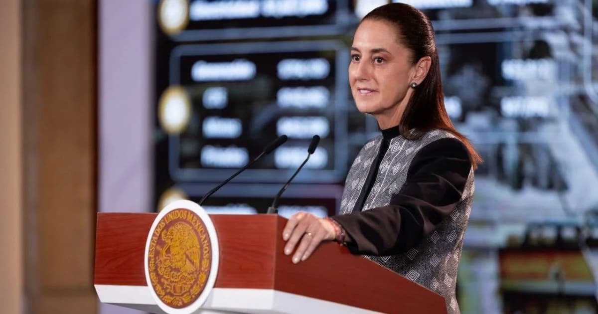 Claudia Sheinbaum ante un podio con el escudo nacional