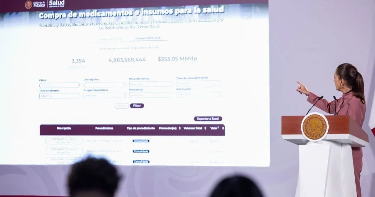 Claudia Sheinbaum muestra la plataforma de compra consolidada de medicamentos durante la conferencia matutina.