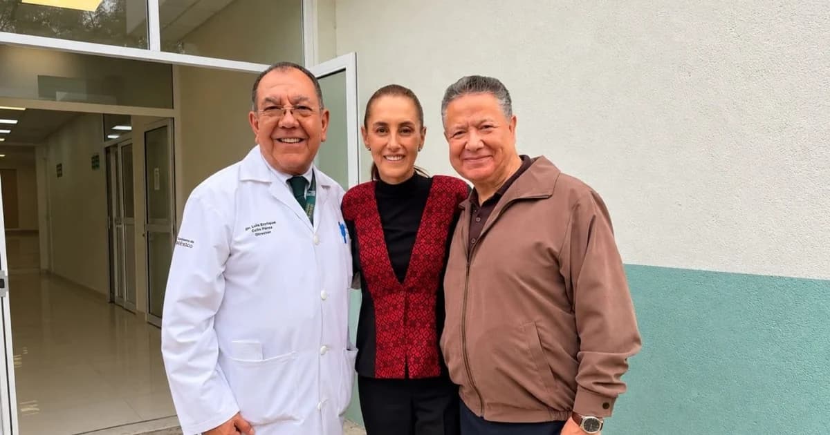 Claudia Sheinbaum y Julio Menchaca junto a un médico en Metztitlán