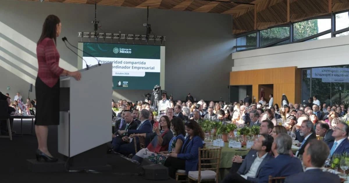 Vista de Claudia Sheinbaum durante su intervención ante asistentes a un encuentro empresarial.
