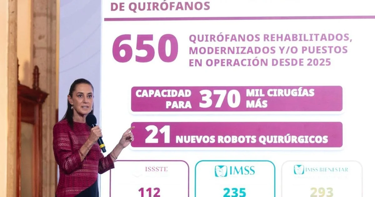 Claudia Sheinbaum habla con un micrófono junto a una pantalla con cifras sobre modernización de quirófanos.