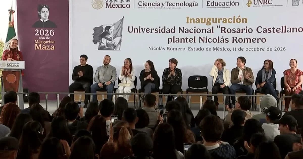 Ceremonia de inauguración del plantel Nicolás Romero de la Universidad Rosario Castellanos con asistentes frente al escenario