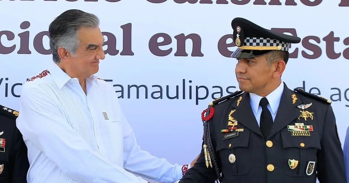 Américo Villarreal Anaya estrecha la mano de un mando militar durante un acto público.