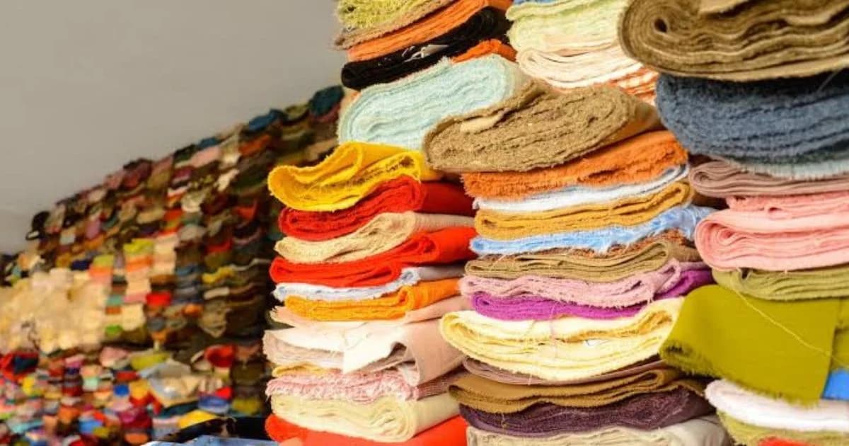 Pilas de telas de distintos colores y texturas