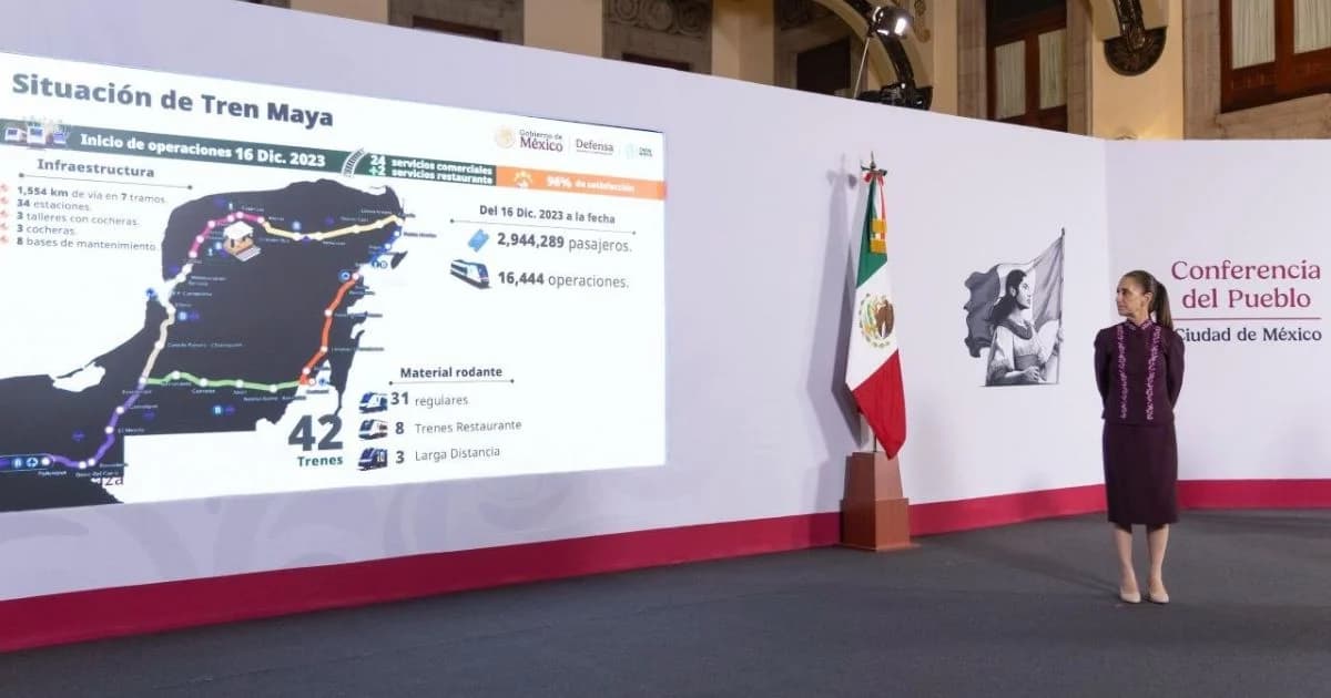 Pantalla con mapa y cifras del Tren Maya durante una conferencia de prensa