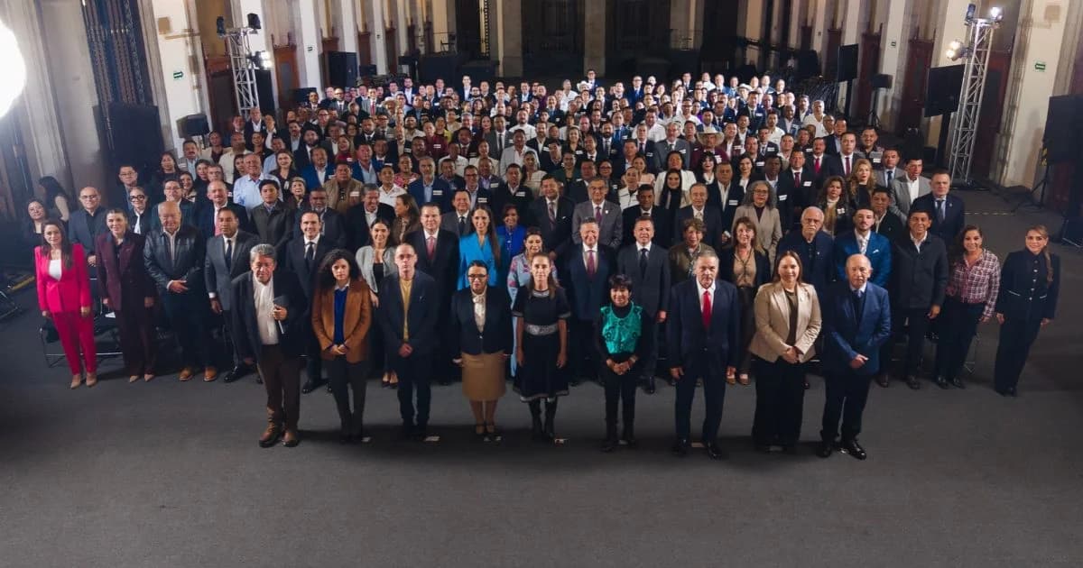 Fotografía grupal de Claudia Sheinbaum, autoridades y asistentes a la reunión de Vivienda para el Bienestar en Palacio Nacional