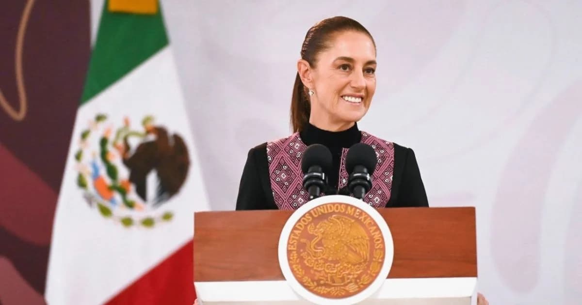 Presidenta de México frente al podio durante una conferencia, con la bandera nacional al fondo. Se menciona el acuerdo México-Estados Unidos
