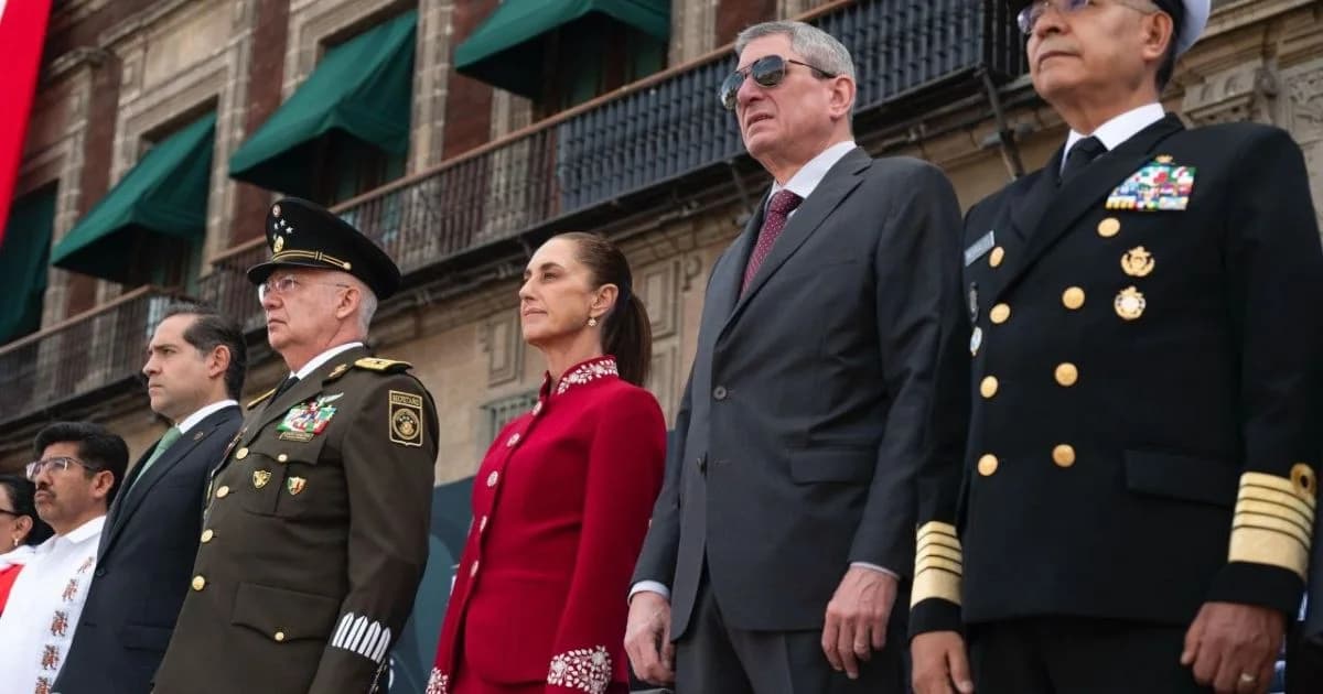 Claudia Sheinbaum encabeza el Desfile Militar 2026 acompañada por mandos de las Fuerzas Armadas