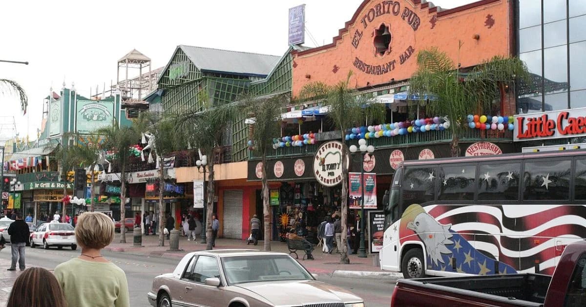 Avenida Revolución de Tijuana con restaurantes, comercios, visitantes y vehículos