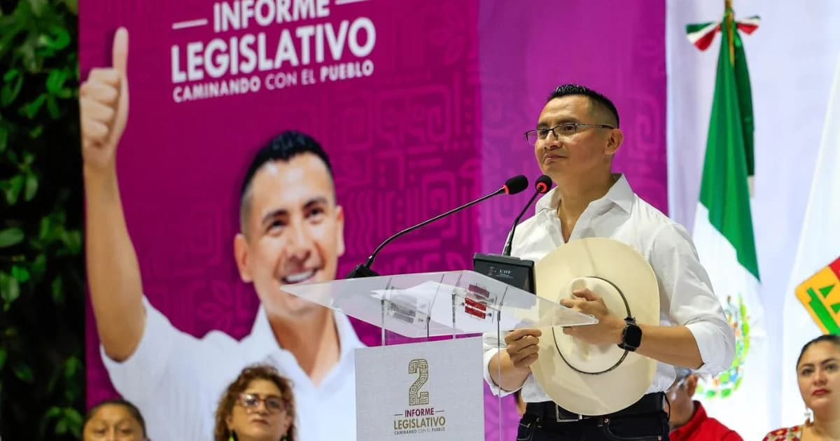 Legislador en un atril durante un segundo informe legislativo en Cancún