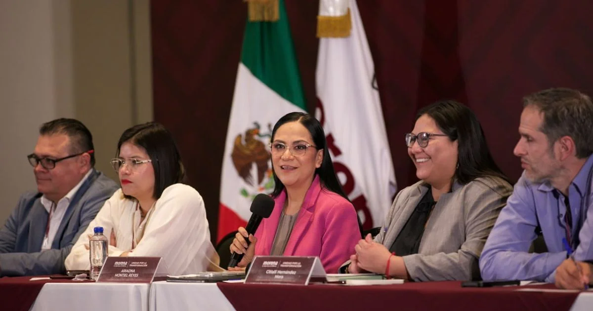 Panel de conferencia sobre encuestas estatales de Morena