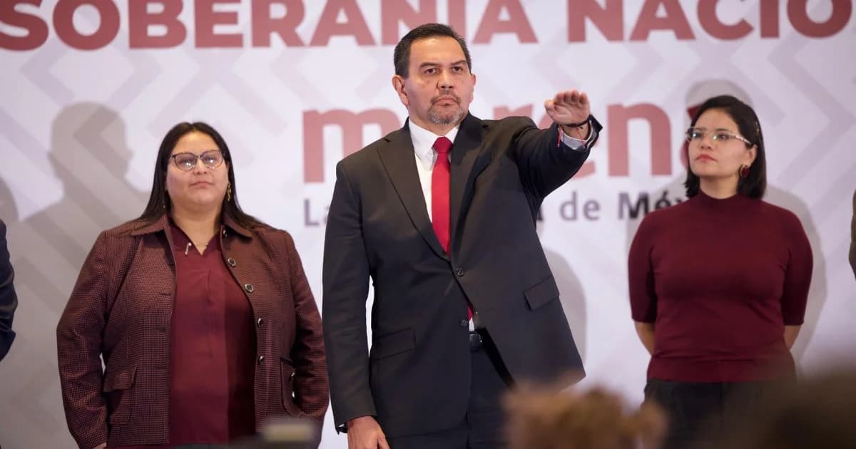 Tres personas durante un acto político de Morena en Ciudad de México