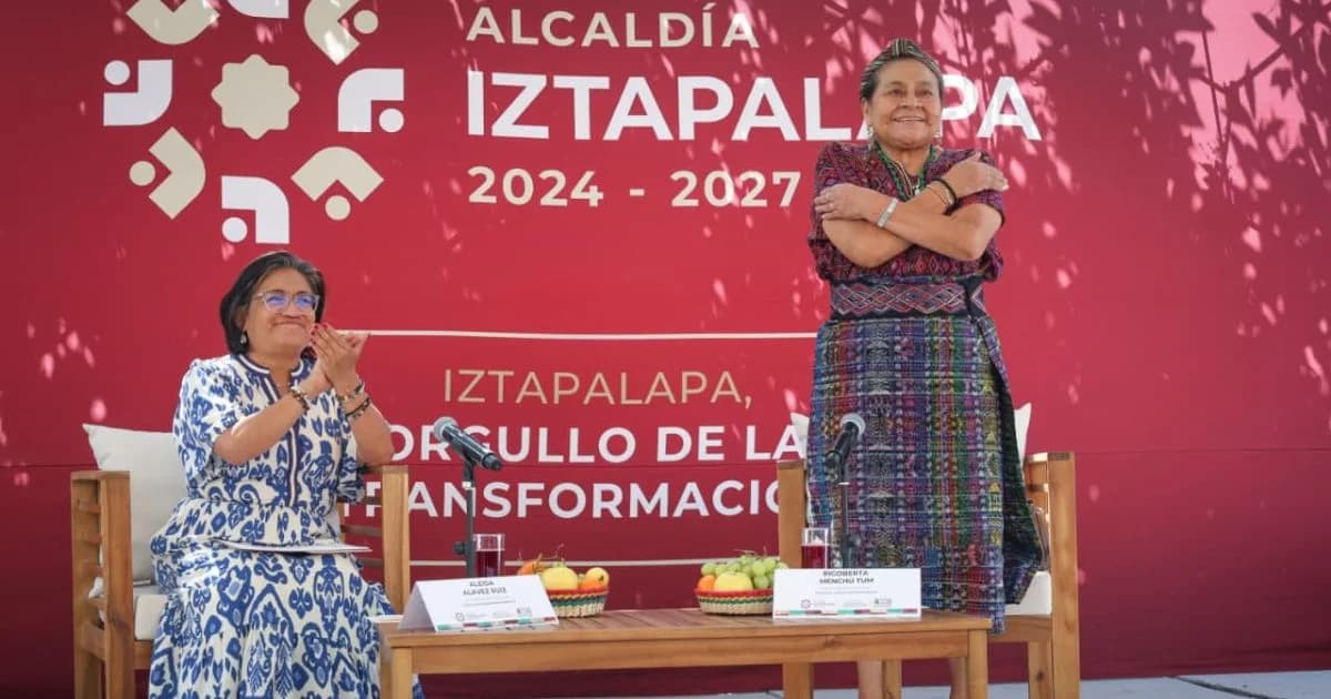 Aleida Alavez acompaña a Rigoberta Menchú durante un encuentro sobre paz en Iztapalapa