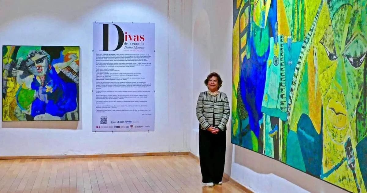 Sala de exposición con pinturas de gran formato y el cartel de Divas de la canción