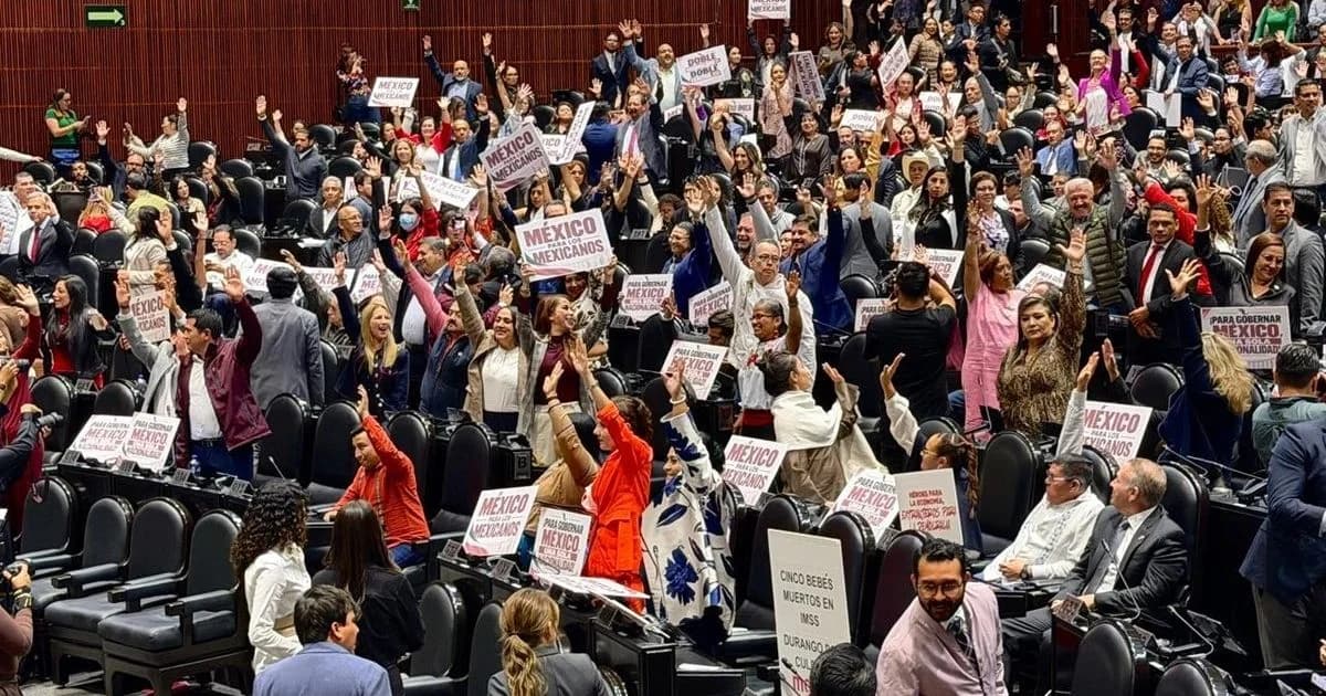 Diputadas y diputados levantan la mano en el pleno de la Cámara de Diputados