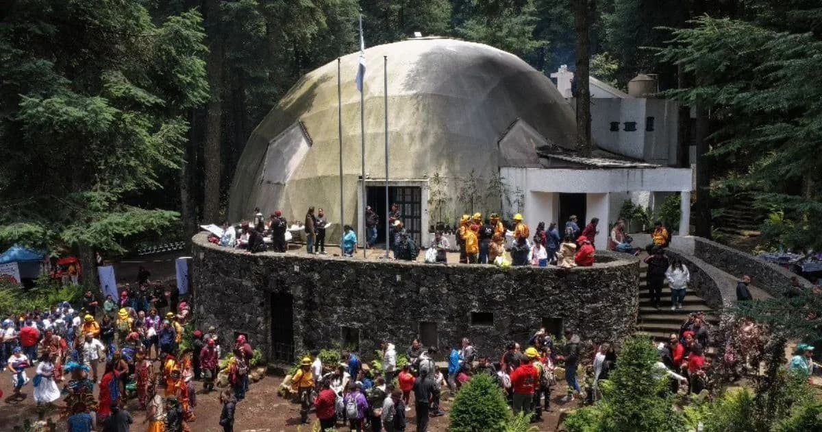 Construcción abovedada rodeada de bosque y visitantes en Álvaro Obregón