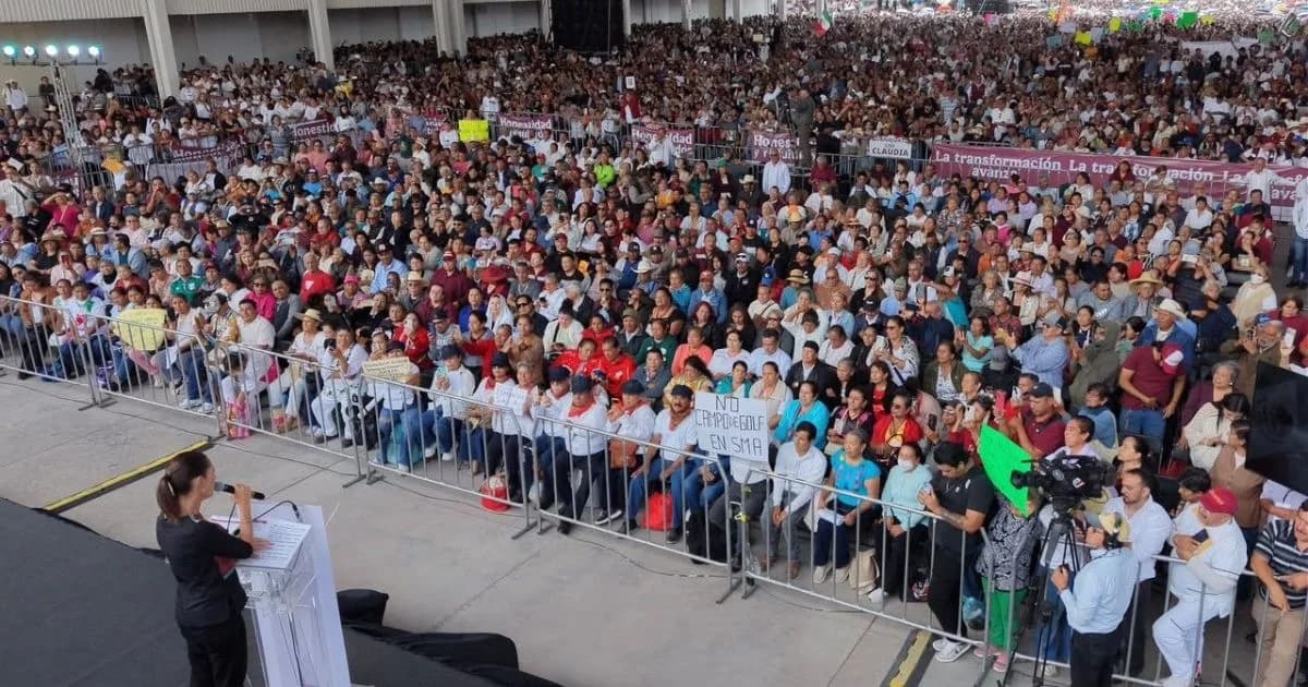 Vista amplia de asistentes reunidos en un evento público dentro de un recinto sobre agua para León