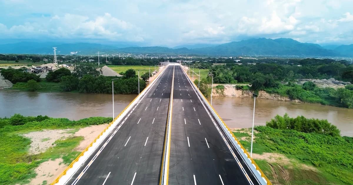 Vista aérea frontal del Puente Amado Nervo sobre el río Ameca