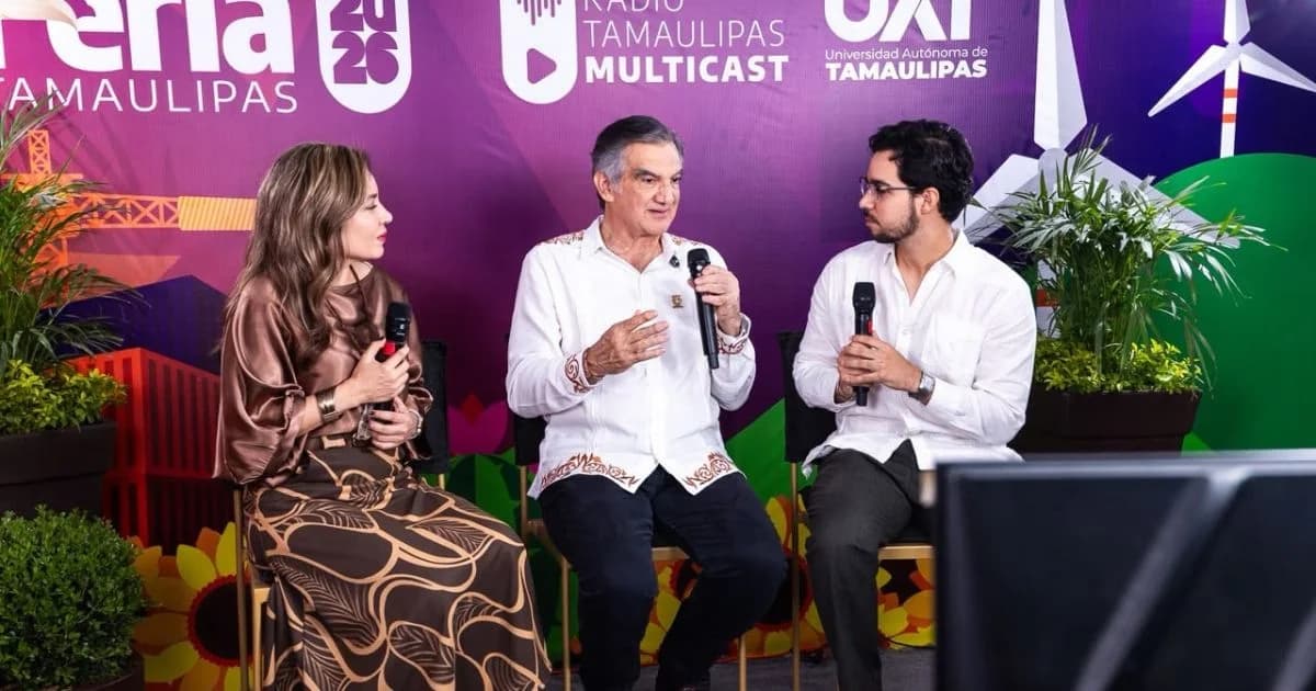 Américo Villarreal conversa con dos conductores en Feria Tamaulipas 2026