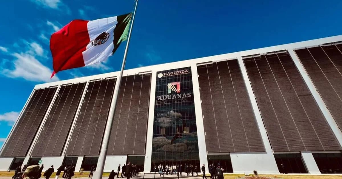 Bandera de México frente al edificio de la Agencia Nacional de Aduanas de México