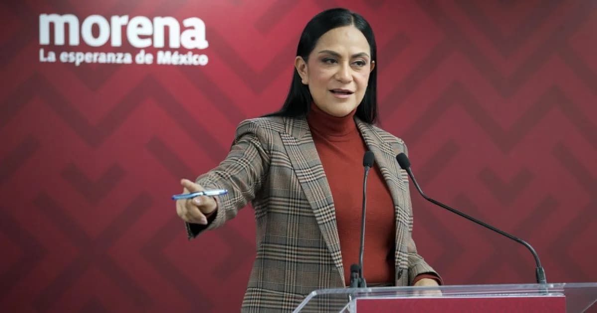 Ariadna Montiel habla desde un atril durante una conferencia de Morena.