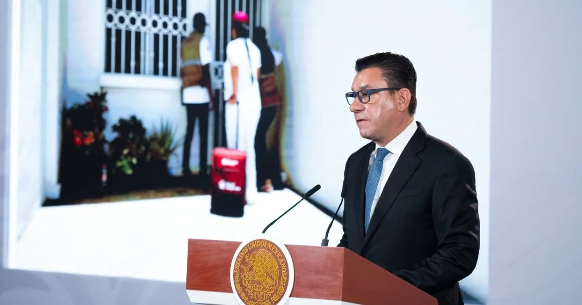 Funcionario federal habla desde un podio durante una presentación sobre visitas domiciliarias de salud