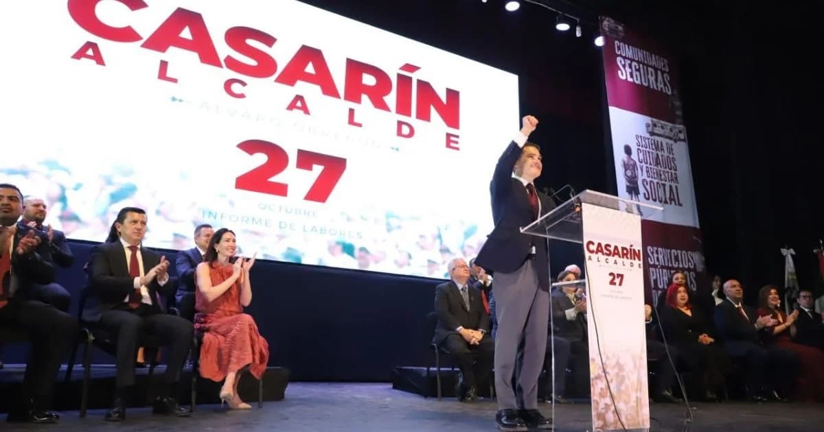 Javier López Casarín interviene en un acto público ante un atril, con personas sentadas en el escenario y una pantalla de fondo con su nombre.